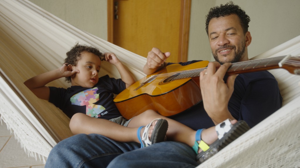 Luccas, fundador do Instituto Anelo, e seu filho João: inspiração para compor