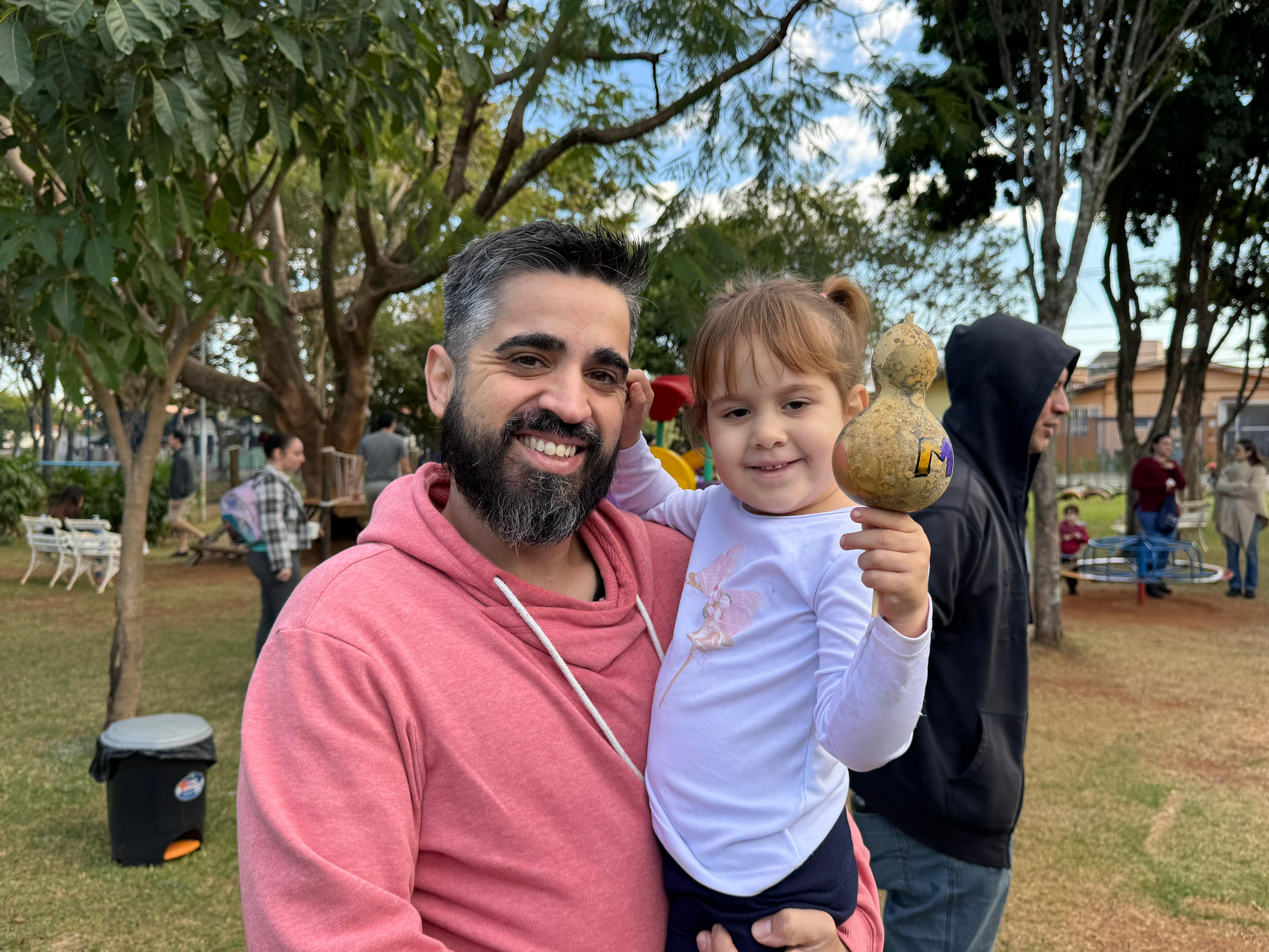 Lucas Salles e Maria Júlia com o pião de cabaça, brinquedo tradicional que faz parte da infância Guarani