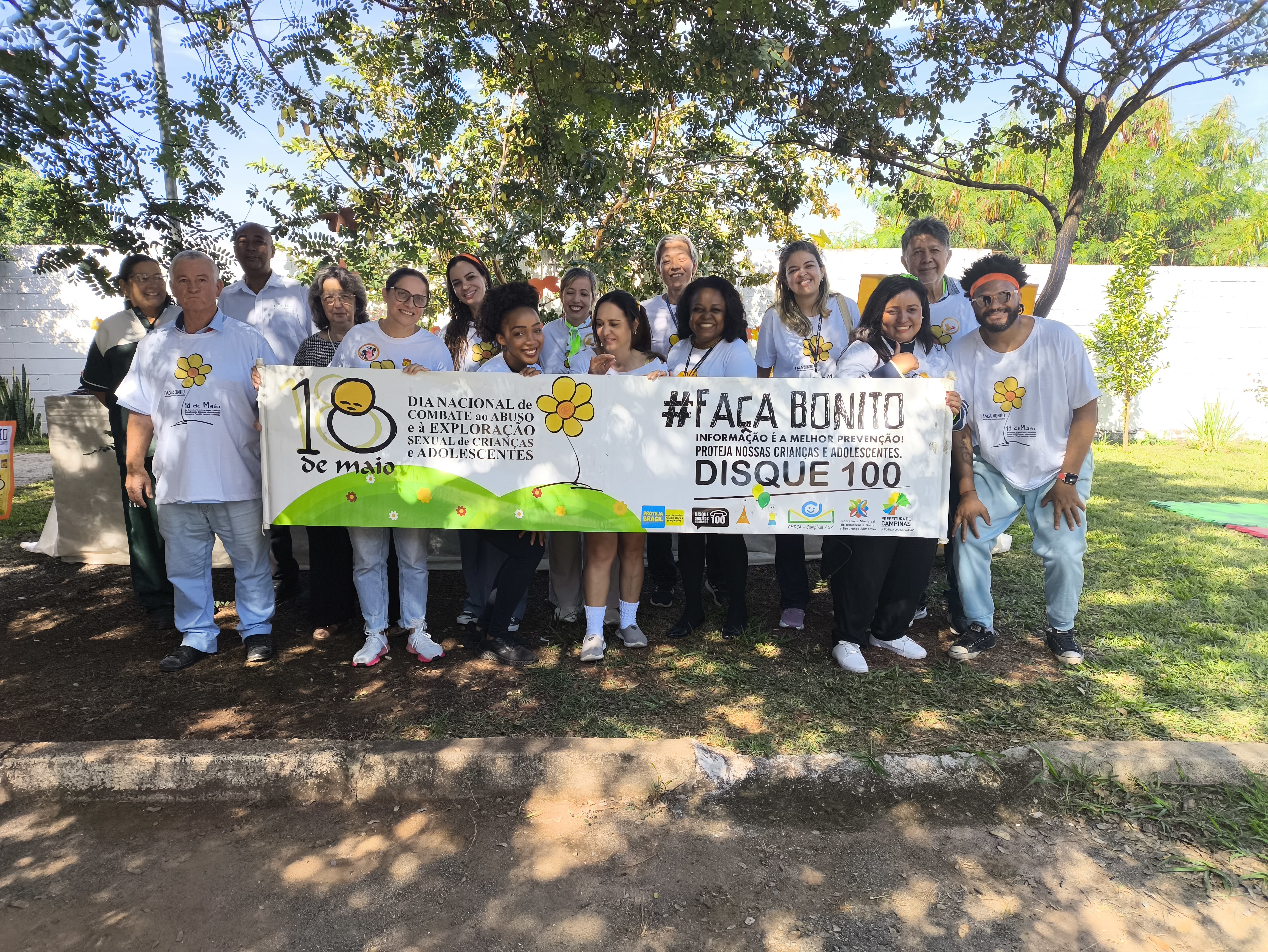 Equipes da rede de proteção participaram da mobilização com faixas da campanha