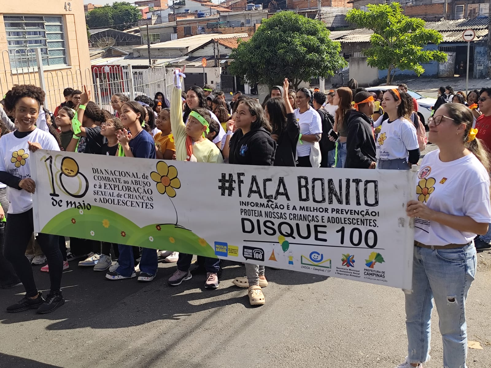 Alunos participaram da passeata em defesa da proteção de crianças e adolescentes