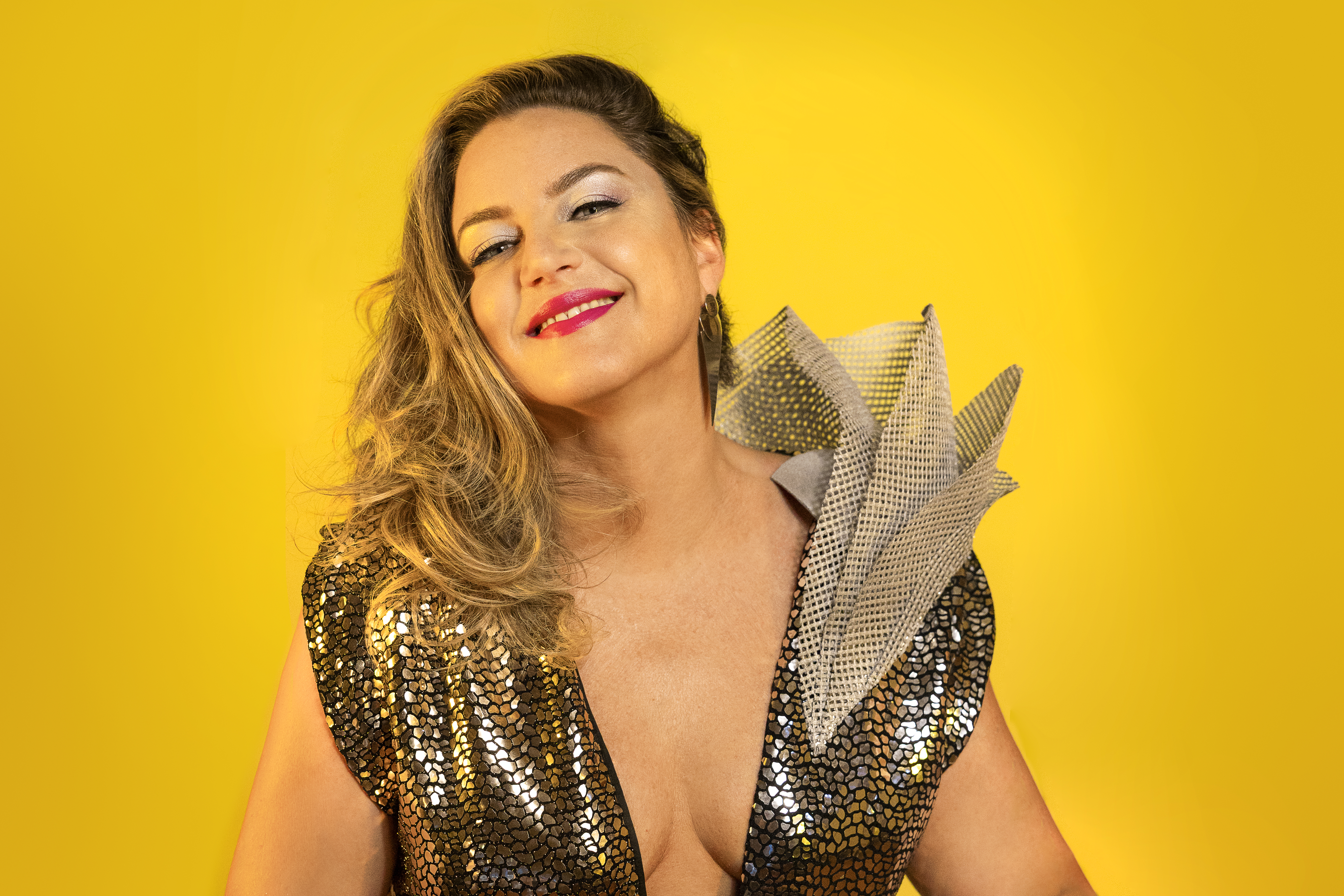 Com interpretação marcada pela fluidez e sensibilidade, Maíra Guedes celebra a força do sagrado feminino e apresenta a proposta estética e conceitual do seu novo trabalho 