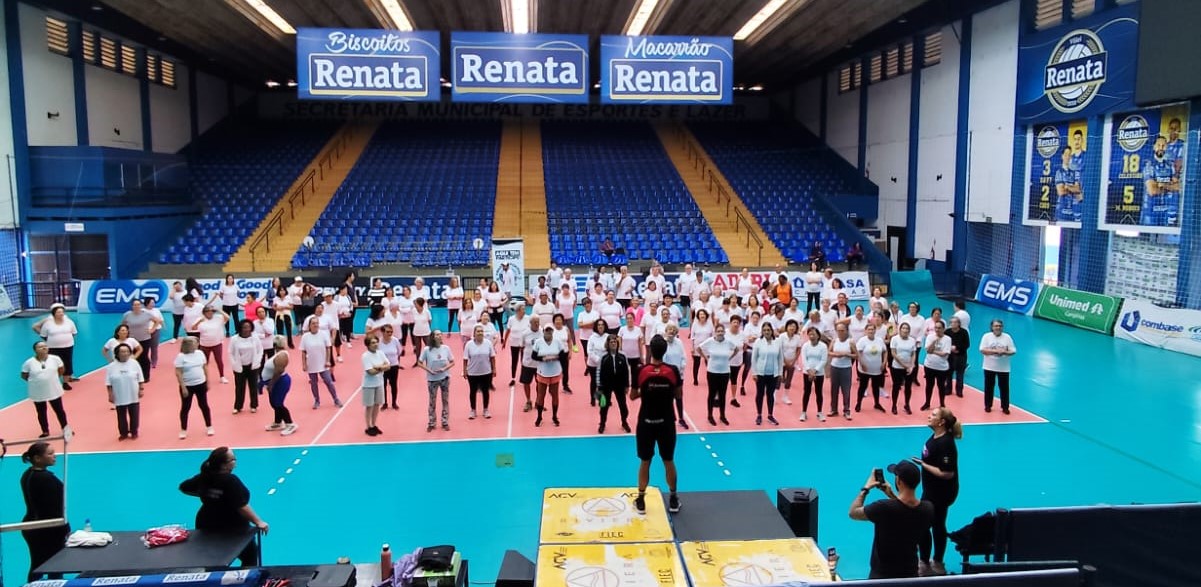 Turma reunida para a aula de ritmos no Ginásio do Taquaral 