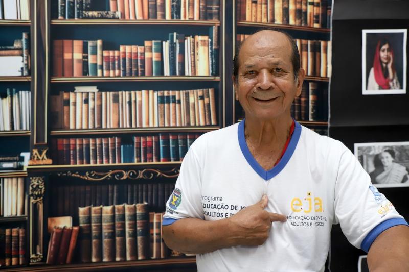 Manoel não desanimou e, aos 77 anos, entrou no curso; agora já consegue ler e fazer contas