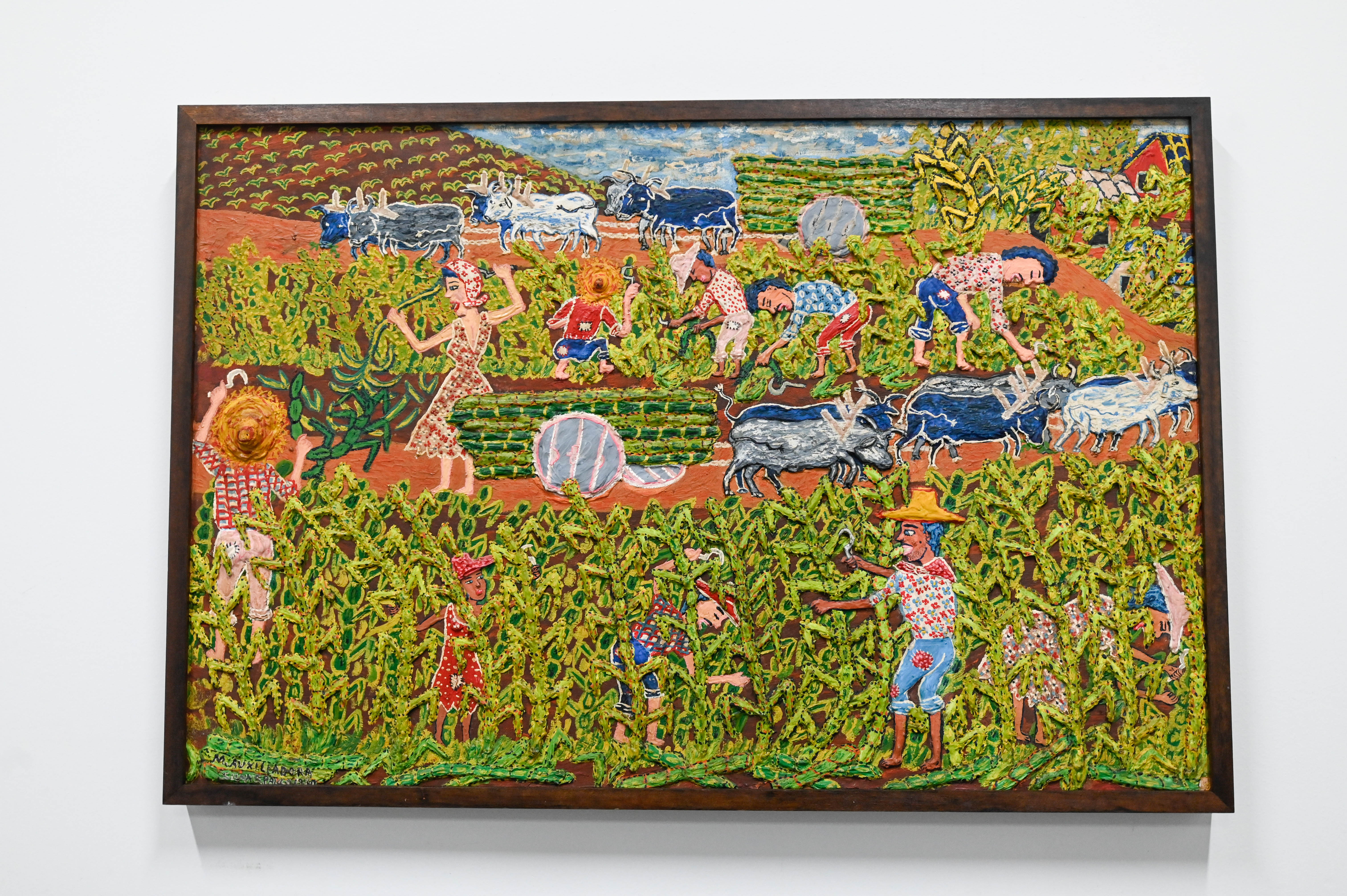 “Colheita de Cana”, de Maria Auxiliadora da Silva, revela os relevos e volumes que se tornaram a assinatura visual da artista