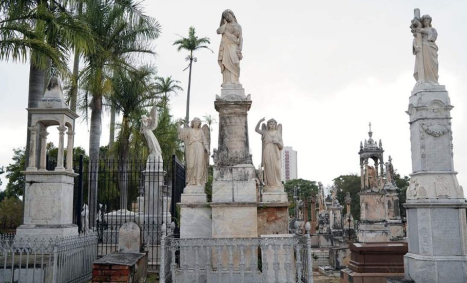 Marquês de Três Rios: Alegoria da Tristeza ao centro, ladeada por alegorias do Juízo Final. Obra de Patrício Vélez