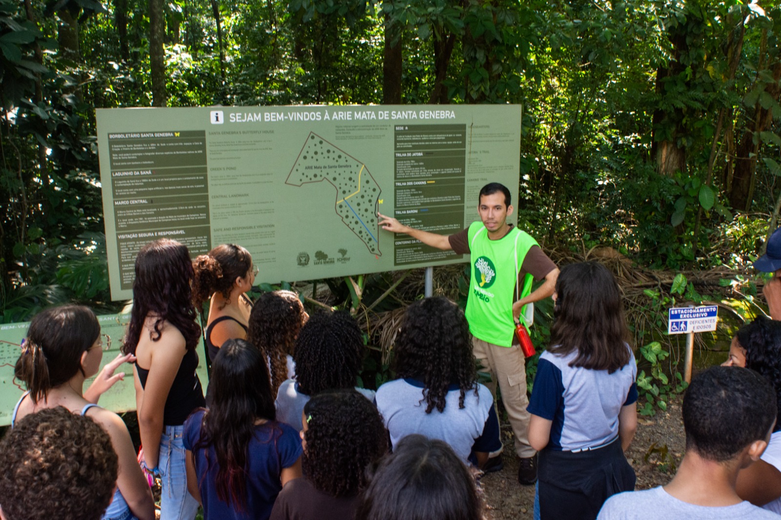 Voluntários orientam visitantes, recebem grupos de alunos de escolas públicas e participam de eventos