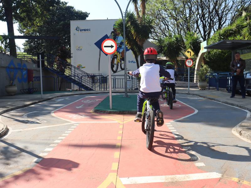 A minicidade simula uma rua, ciclofaixa, calçadas, travessias de pedestres e abrigo de ônibus adaptado