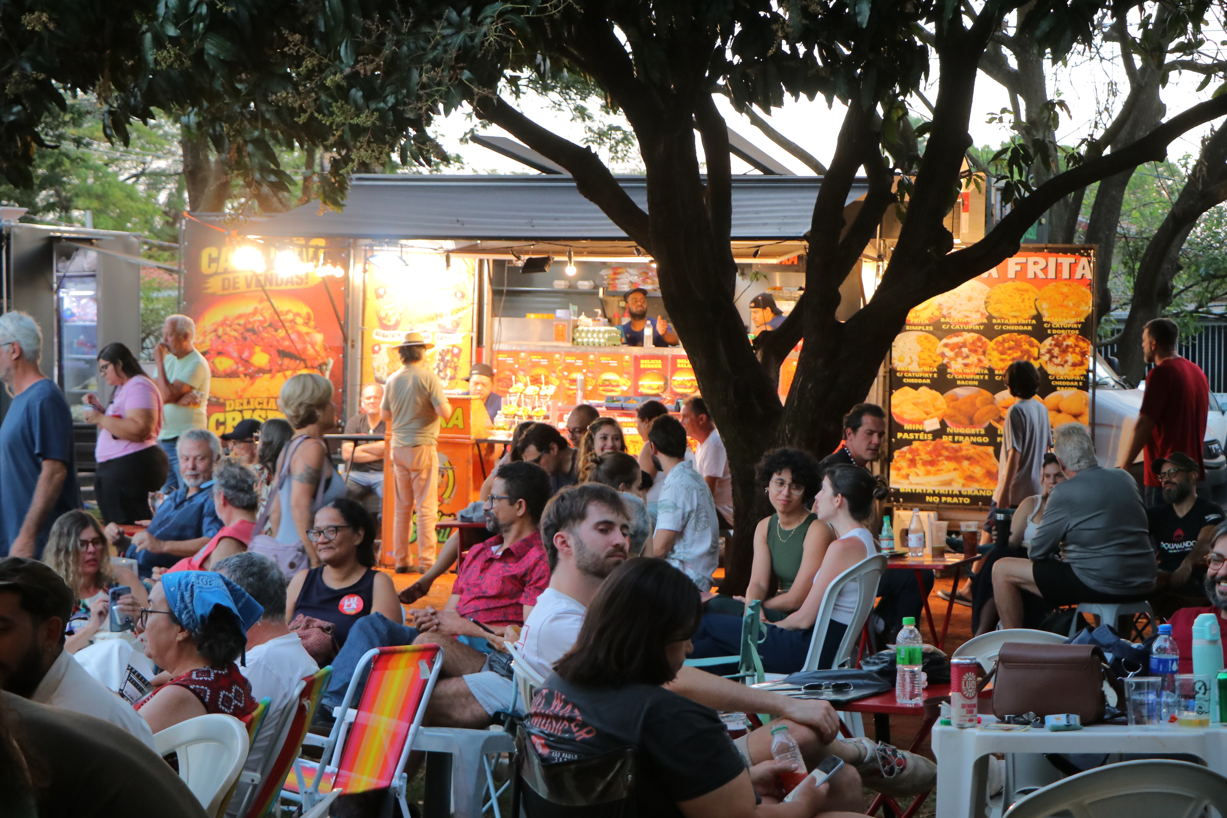 Ao participar de um evento com música, o público também consome, além da atração principal, alimentação, bebidas, transporte e outros serviços