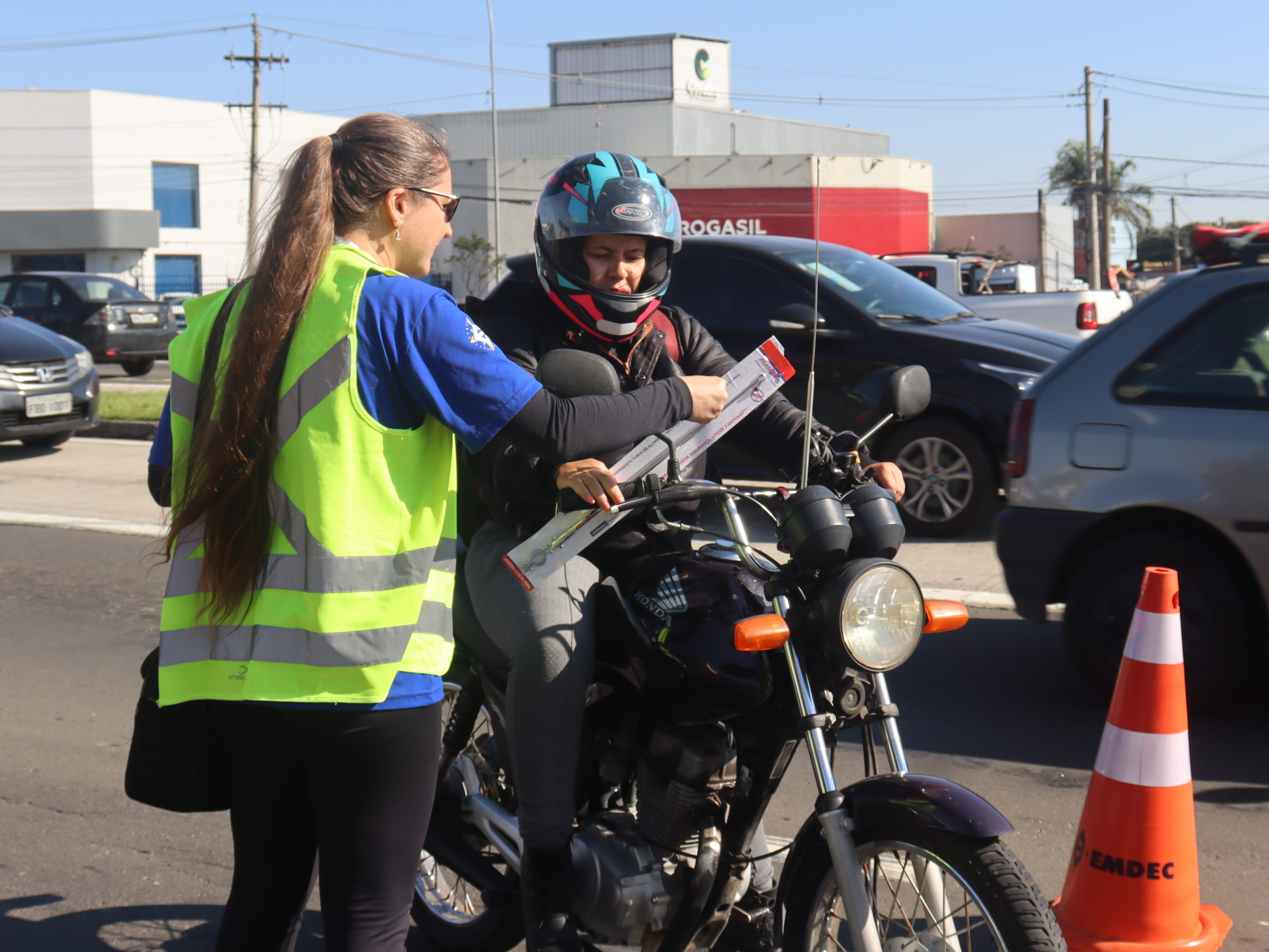 Ações para conscientizar motociclistas e pedestres ocorrem em diversas regiões da cidade 