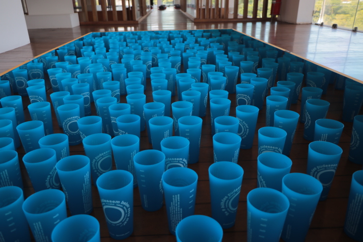 “Se 8 bilhões pudessem beber esse mar”:  200 copos azuis lembram as responsabilidades de todos com o que está acontecendo no planeta