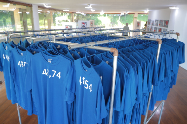 Cem camisetas azuis formam a instalação “Corpo d’água”, com cada número representando o percentual de água no corpo do artista