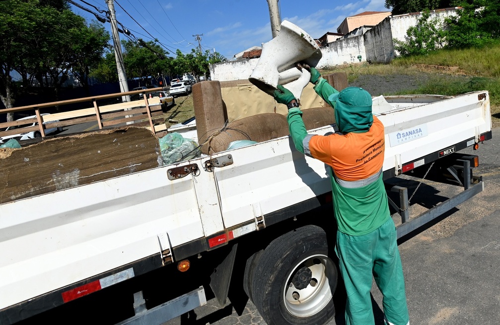 O caminhão cata-treco passou para recolher inservíveis