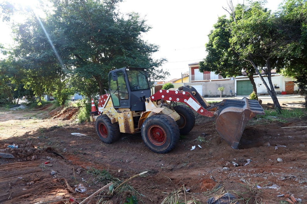 Máquinas e equipes da Prefeitura atuaram no mutirão de limpeza no Jardim Bassoli e bairros da região