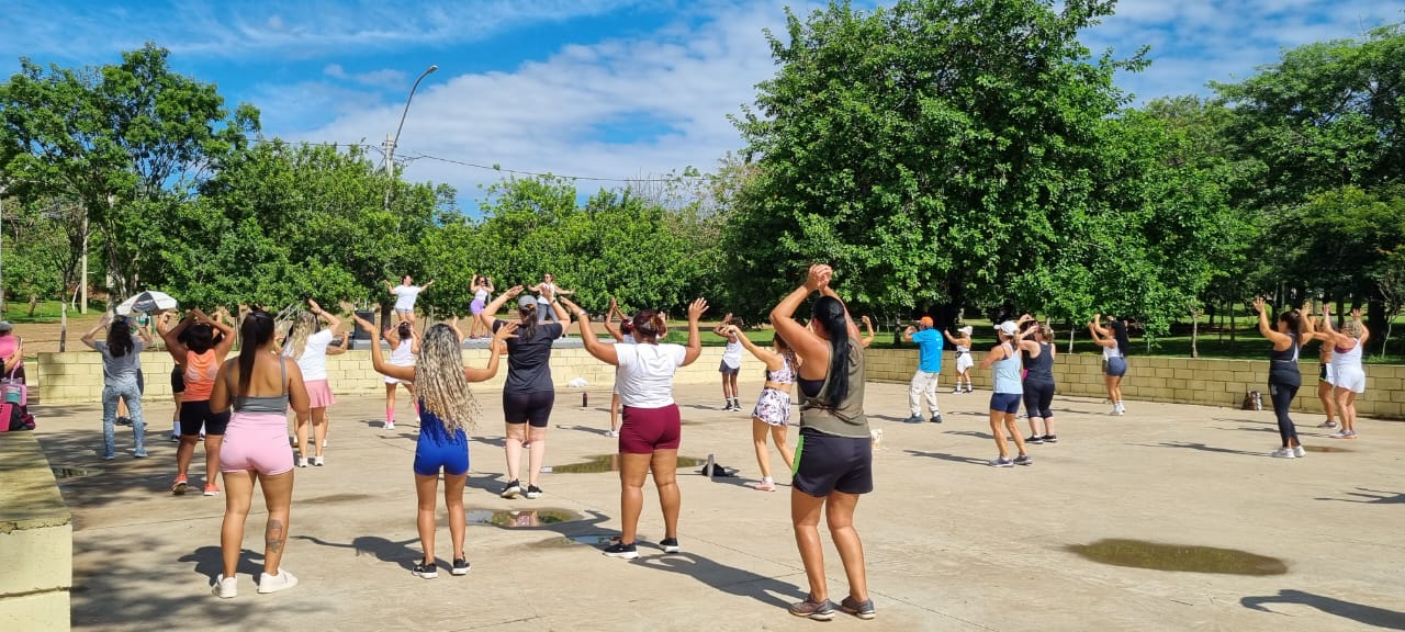 No Domingo Fitness aula de zumba para movimentar todas as gerações no rinque de patinação do Taquaral