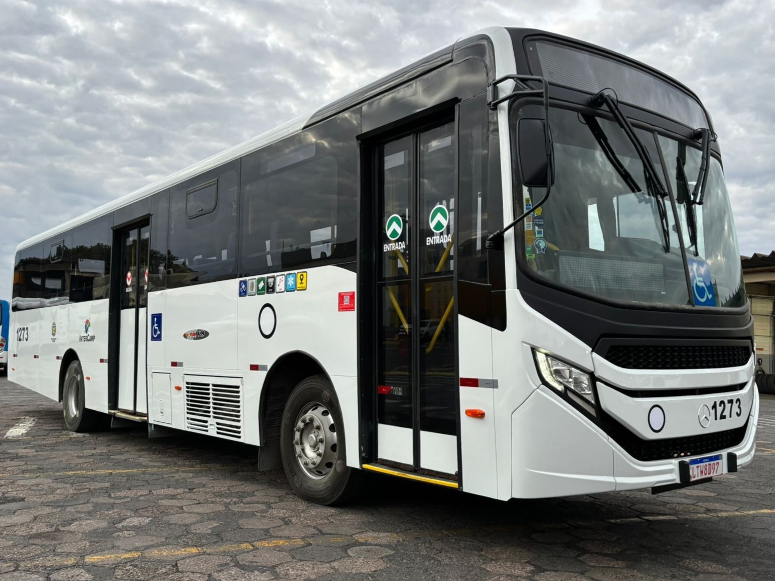 Novos ônibus contam com ar-condicionado e tomadas USB