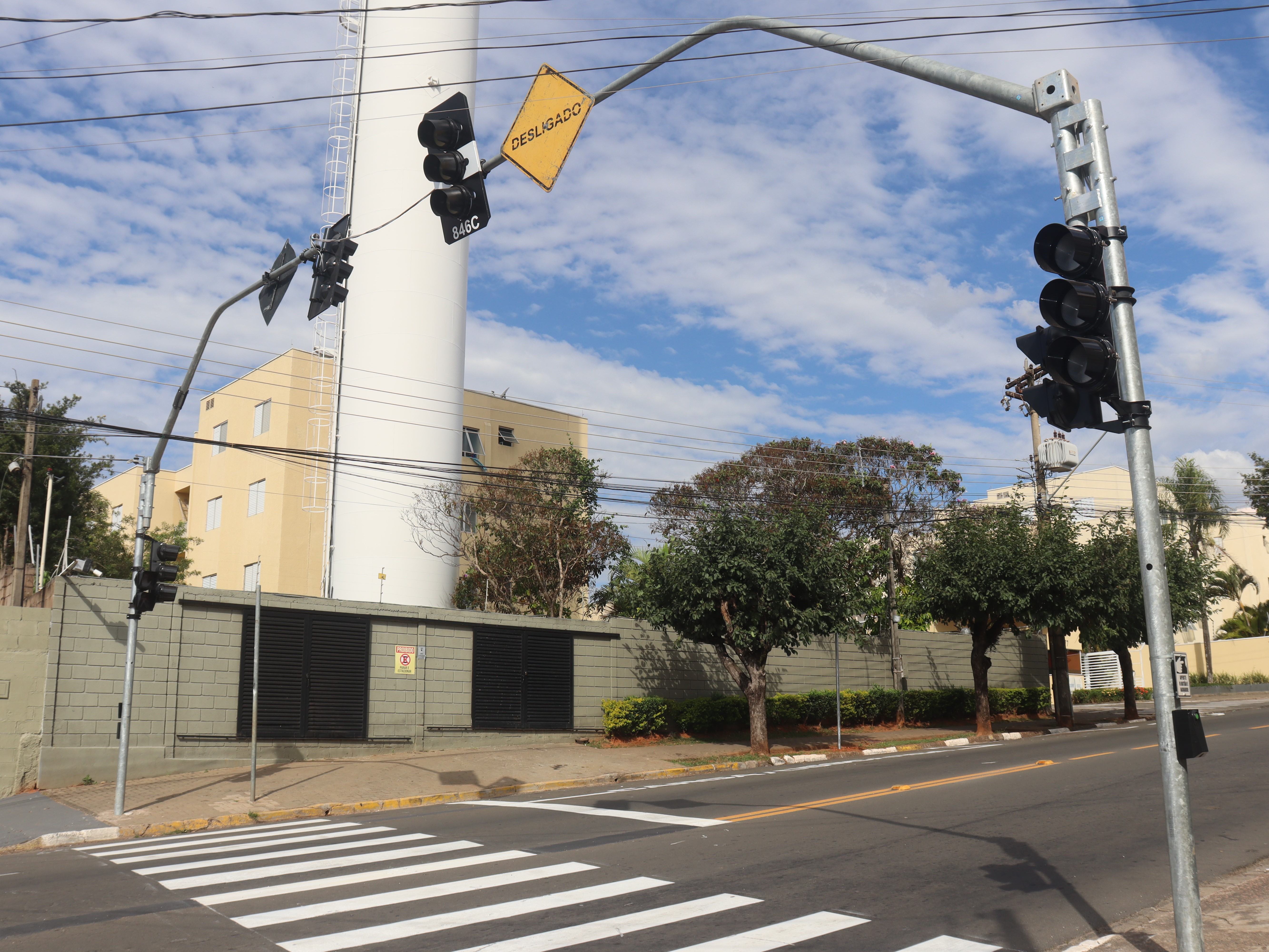 Também houve reforço da sinalização horizontal e vertical no local, incluindo pintura de faixas de pedestres, indicação de ponto de ônibus, vagas de carga e descarga e novas placas