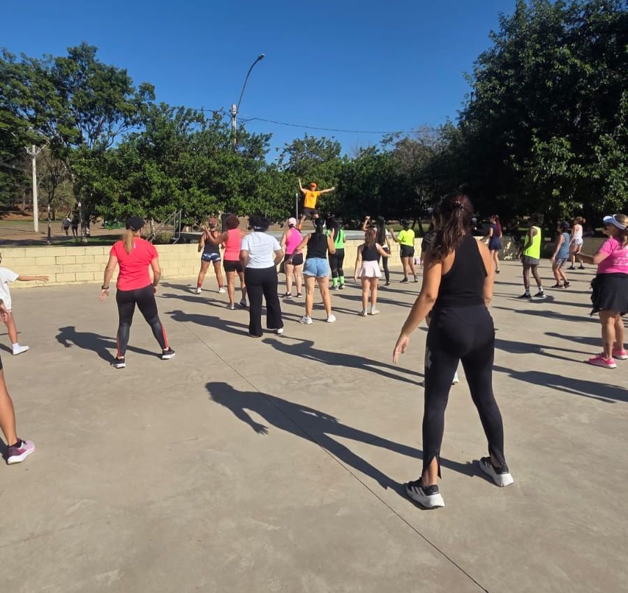 Participantes acompanham aula do Domingo Fitness no rinque de patinação da Lagoa do Taquaral
