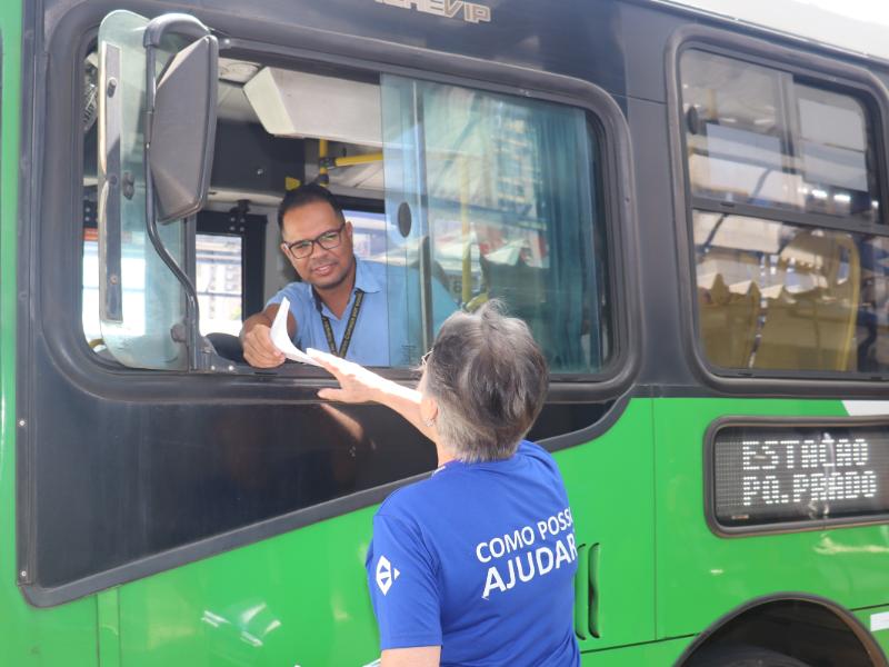 O motorista Evandro Ferreira recebe panfleto