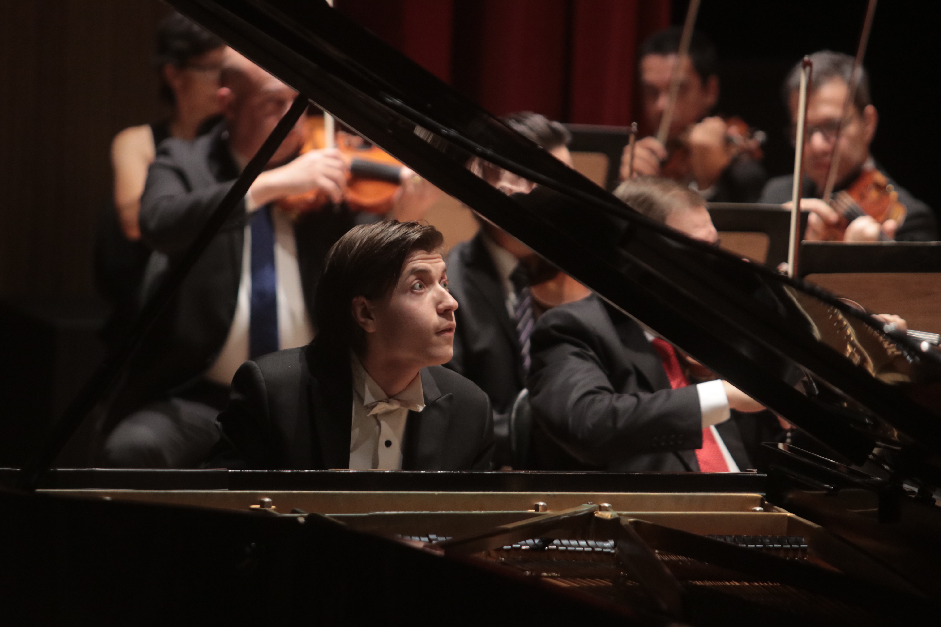 Concerto de abertura da temporada contou com a participação especial do pianista Estefan Iatcekiw como solista