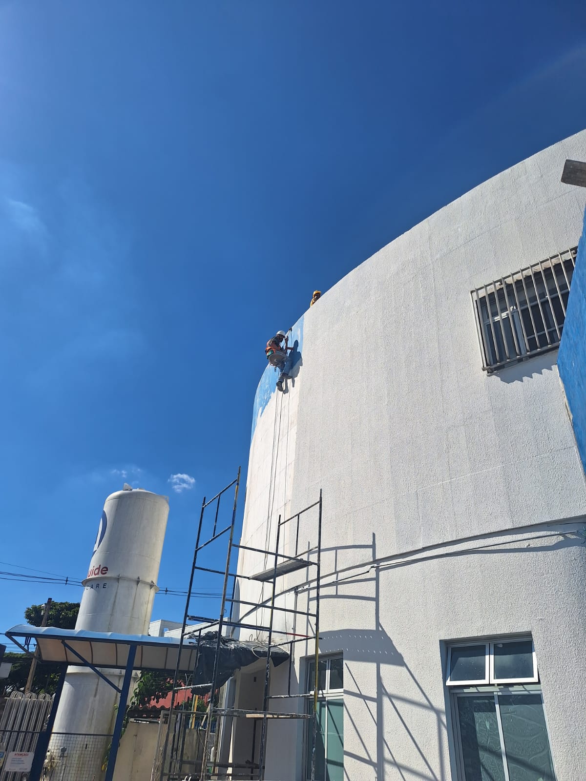 Fachada recebe tinta emborrachada que oferece maior resistência às intempéries e variações de temperatura