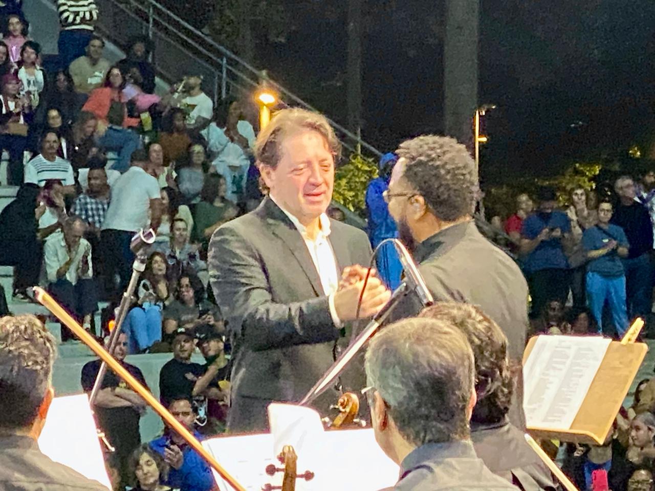 O maestro Evandro Matté recebe o cantor e compositor Dudu Nobre