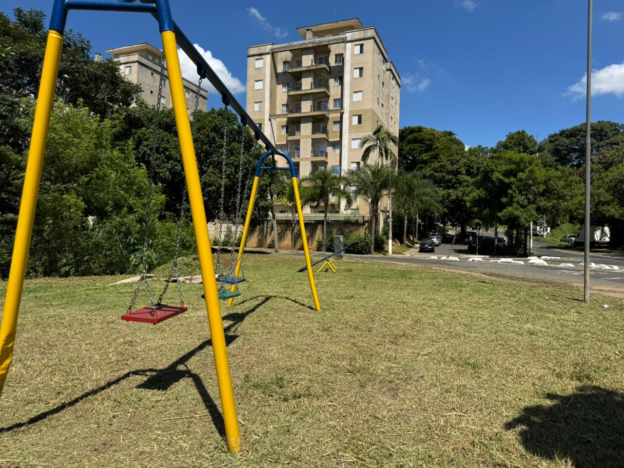 Com a grama aparada, as crianças têm, agora, melhores condições para aproveitar o play-ground 