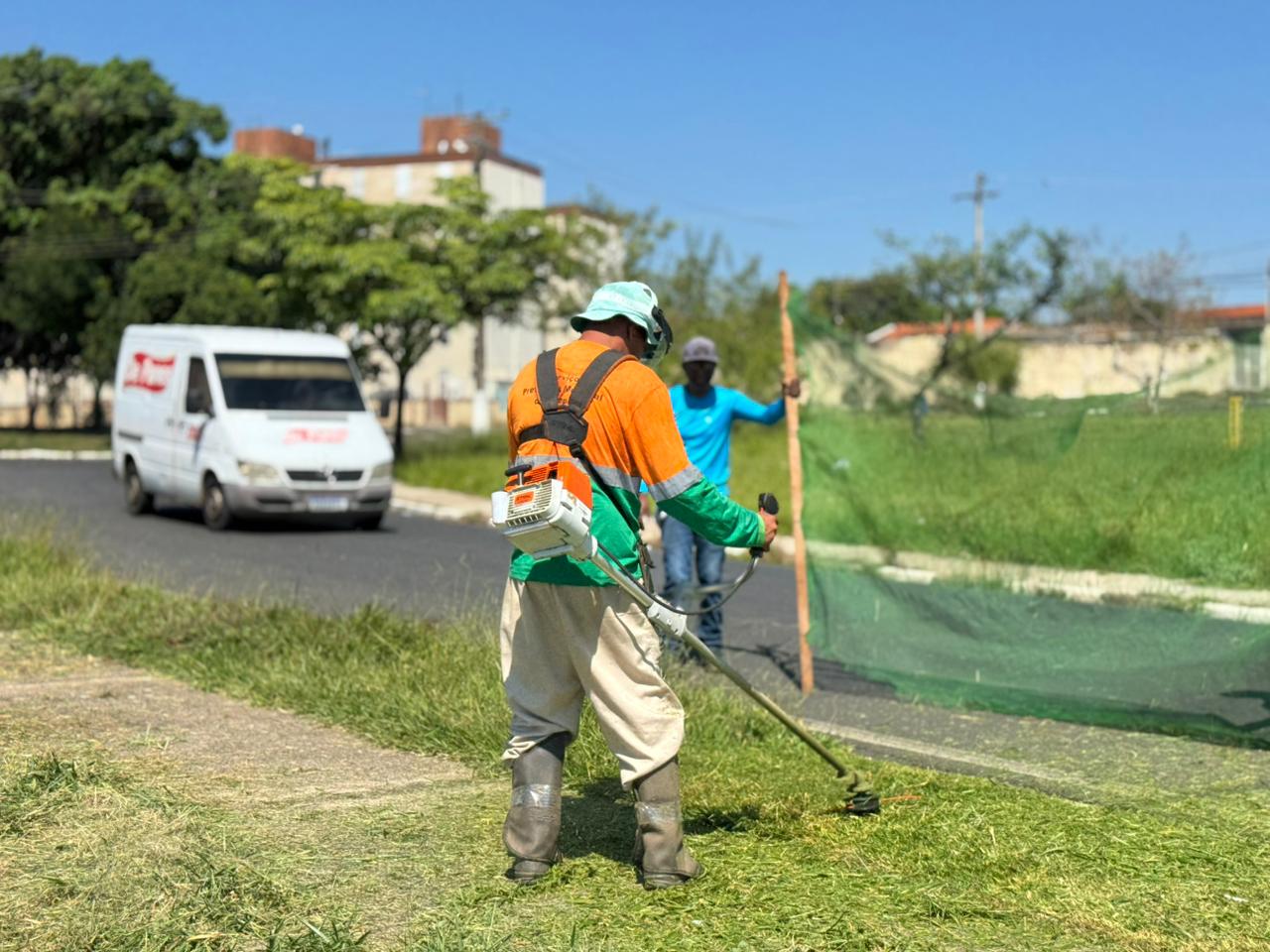 Roçagem em áreas verdes da Vila Padre Anchieta, distrito de Nova Aparecida