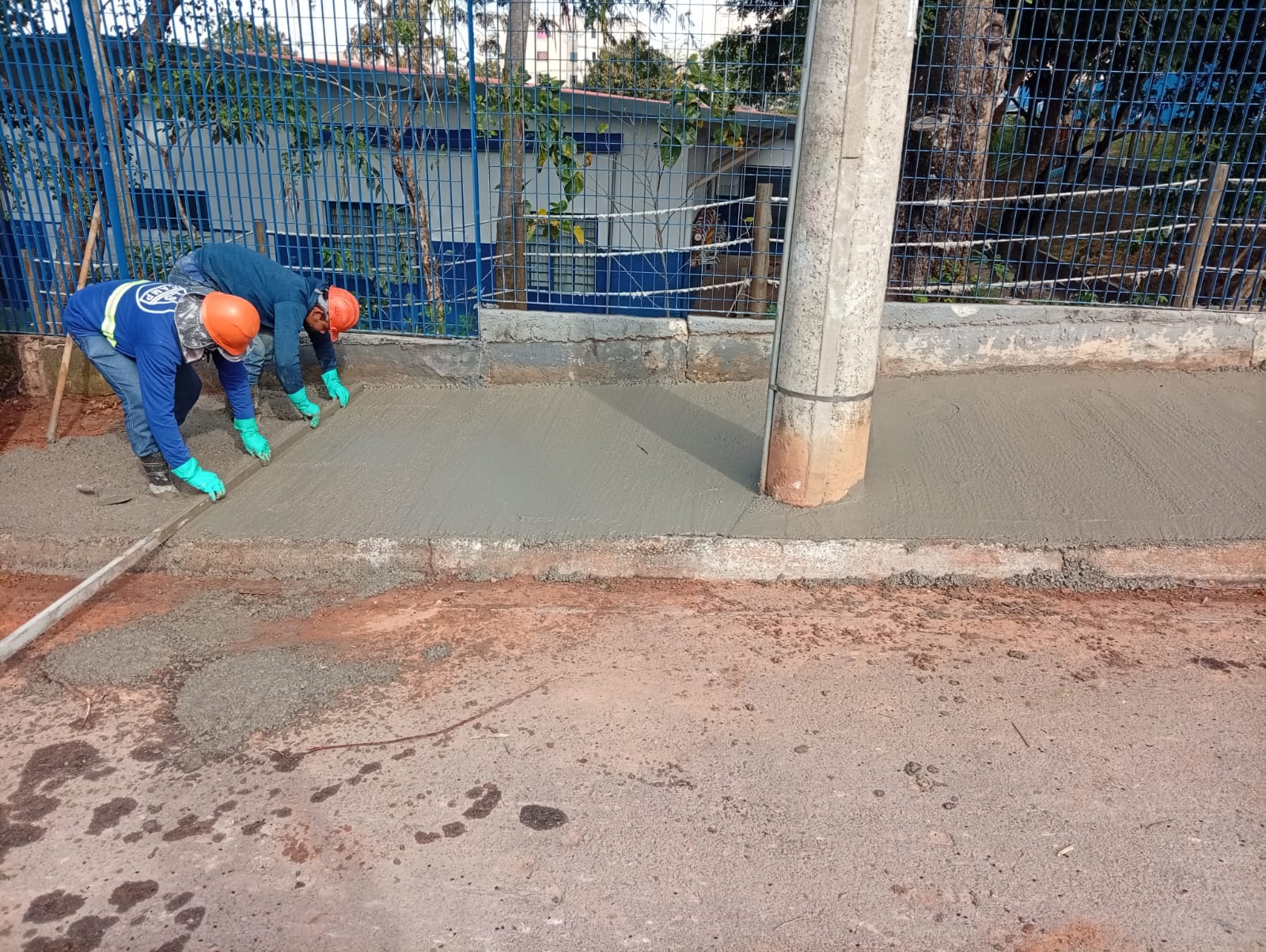 A calçada da Escola Cláudia Maria Luz Xavier, no Parque São Bento, passa por reforma