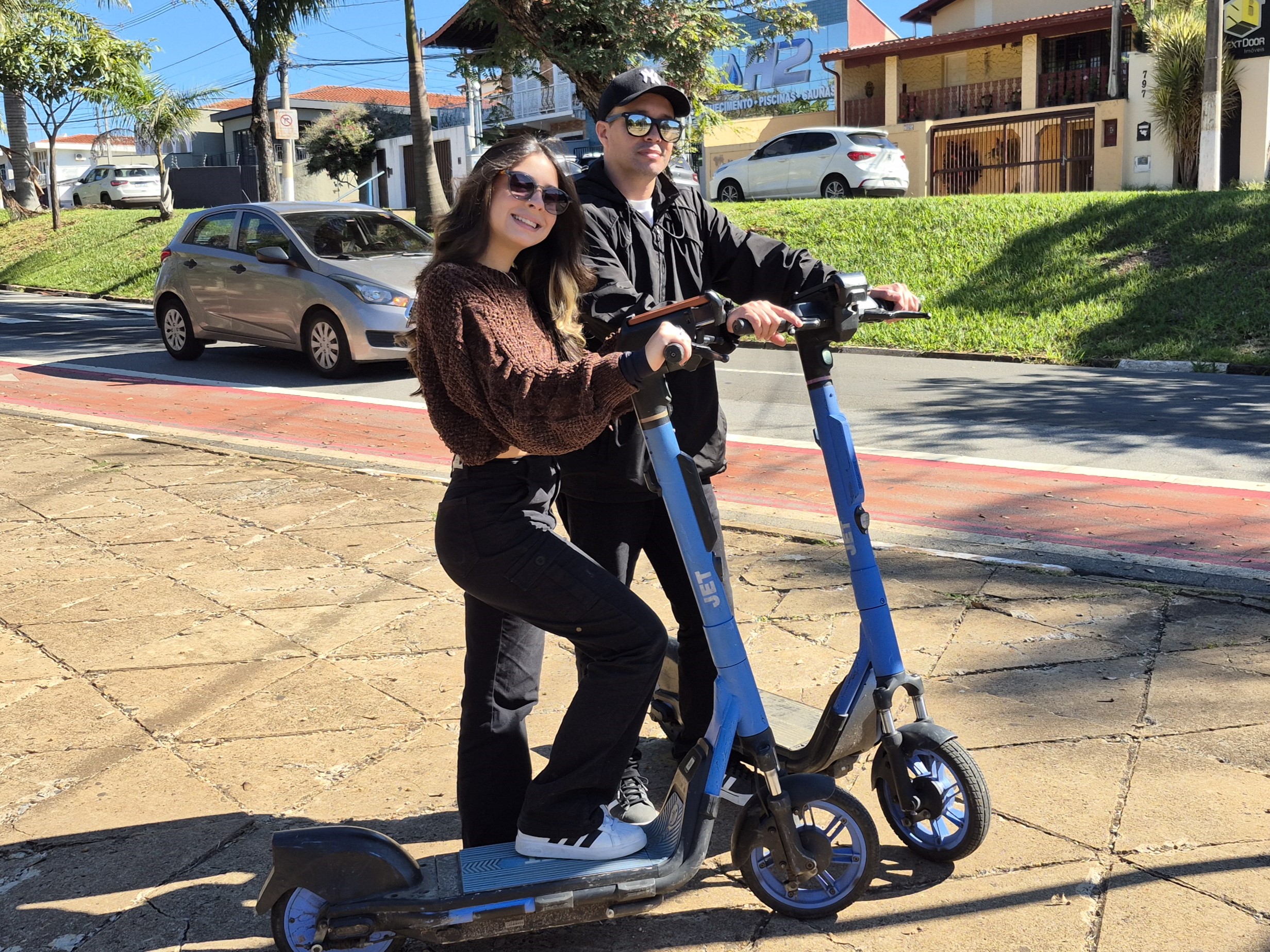 Isabele usa o patinete para se divertir e para pequenos deslocamentos