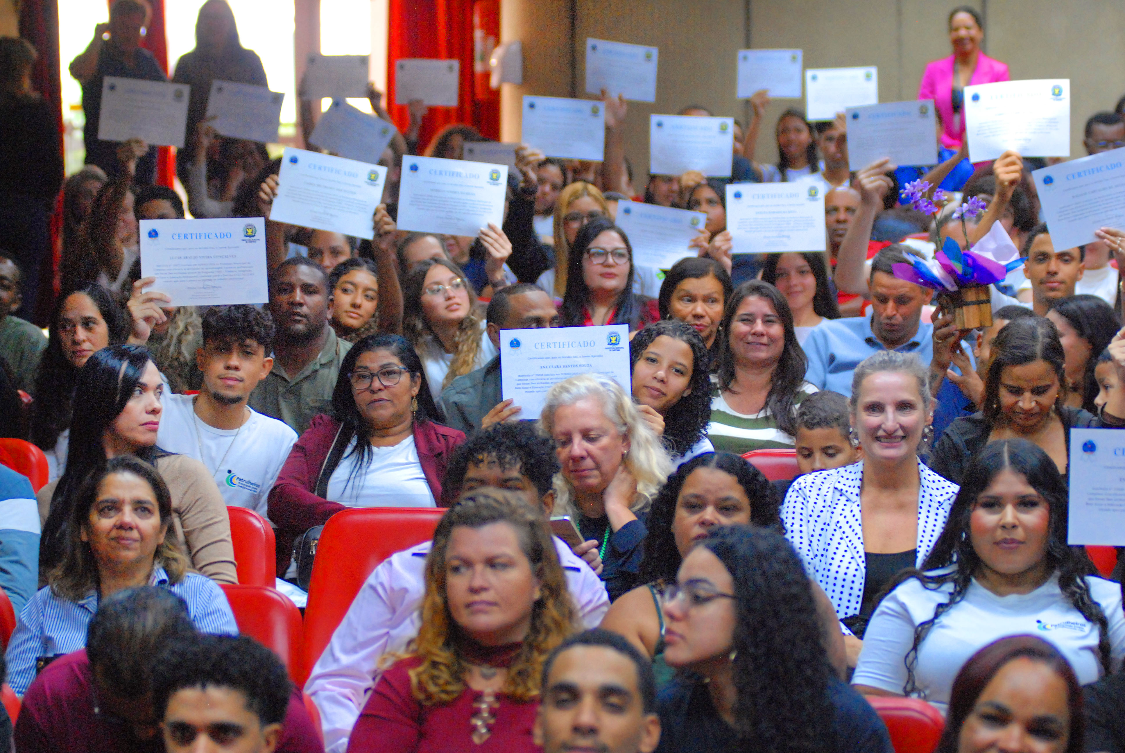 Formandos exibem seus certificados de conclusão