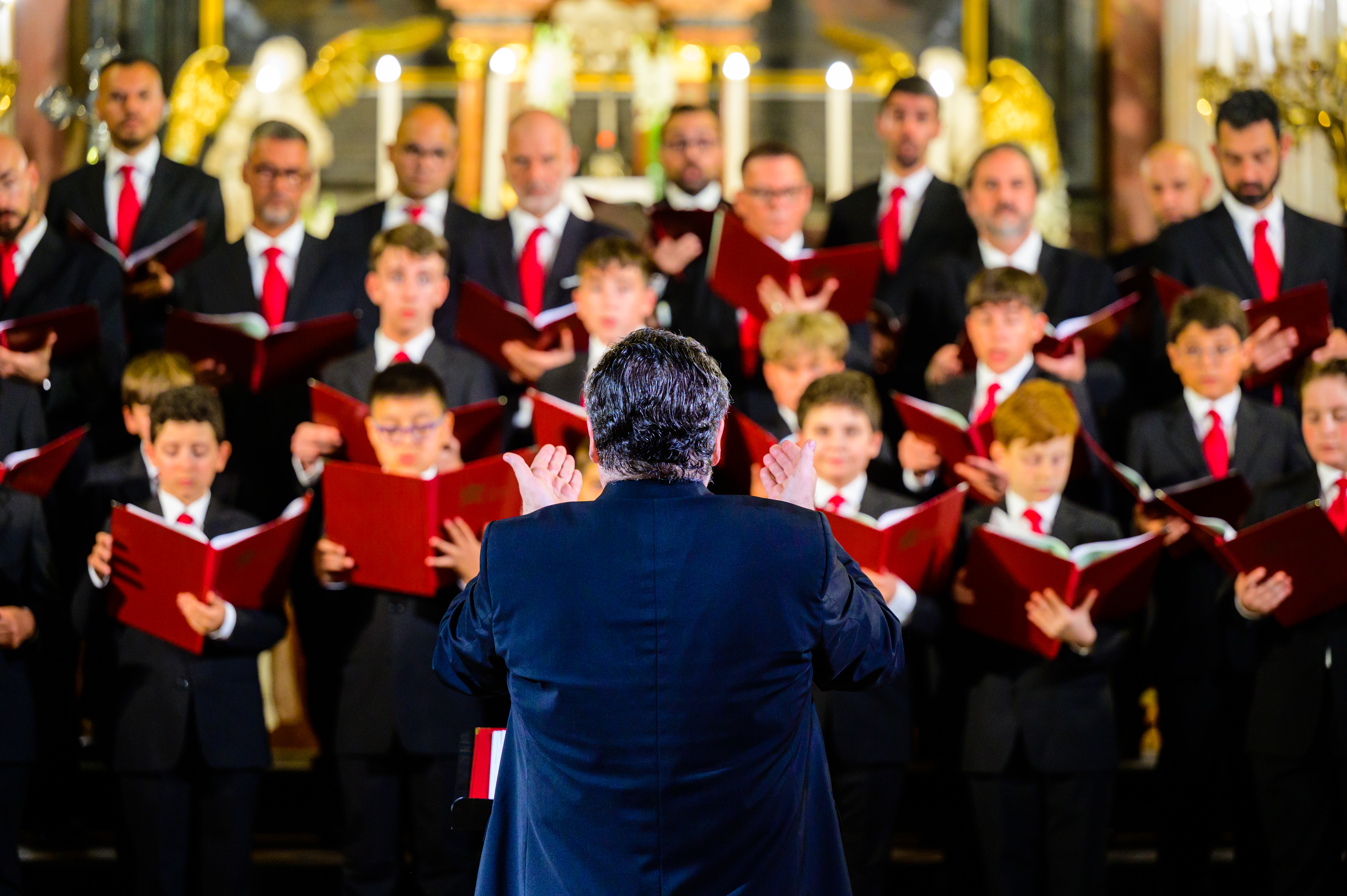 O conjunto é formado por 24 cantores adultos e cerca de 30 Pueri Cantores