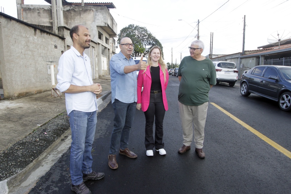 O prefeito Dário Saadi e o secretário Ernesto Paulella conversam com representantes do bairro durante entrega da pavimentação
