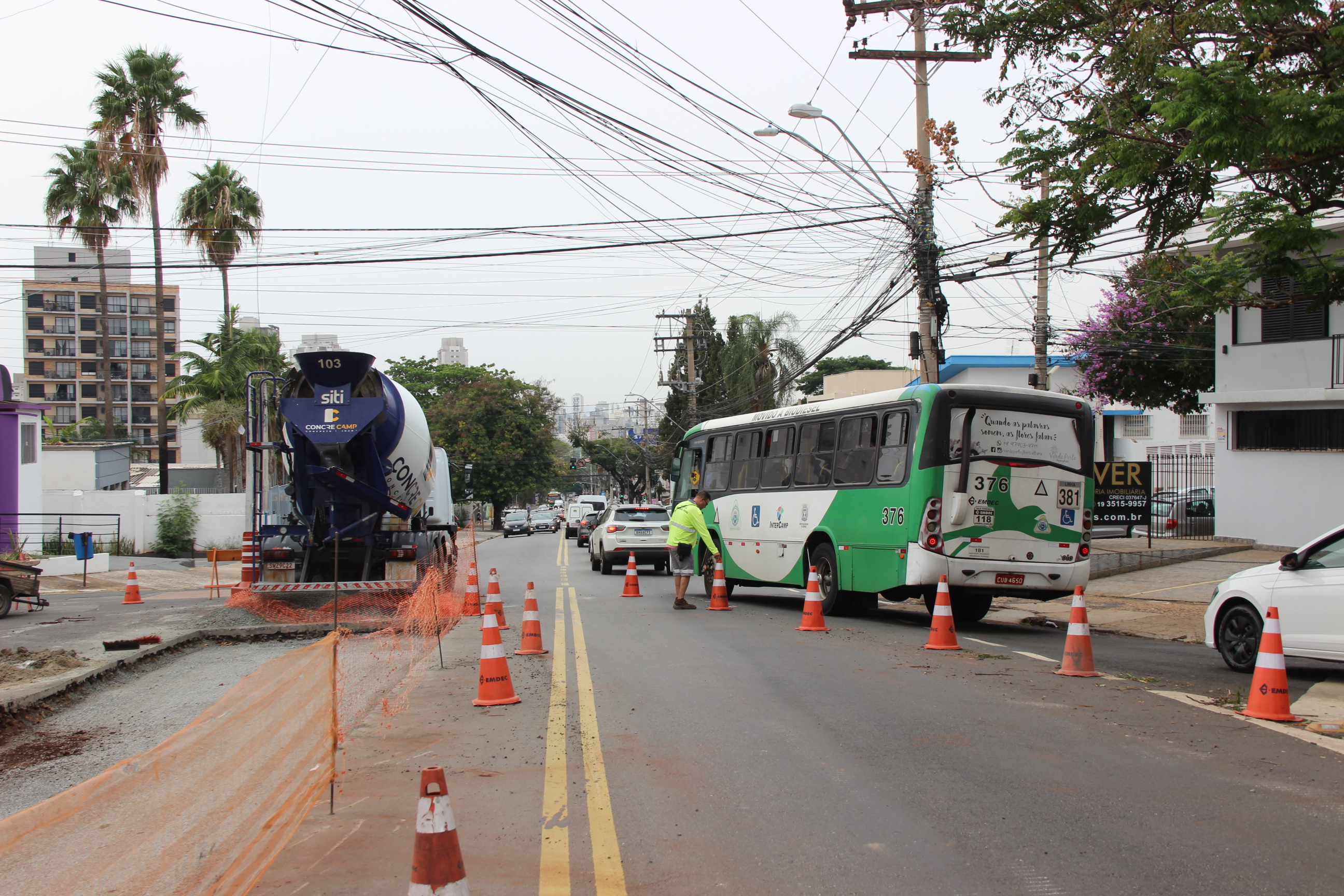 Piso de concreto é mais durável e mais resistente à circulação de ônibus