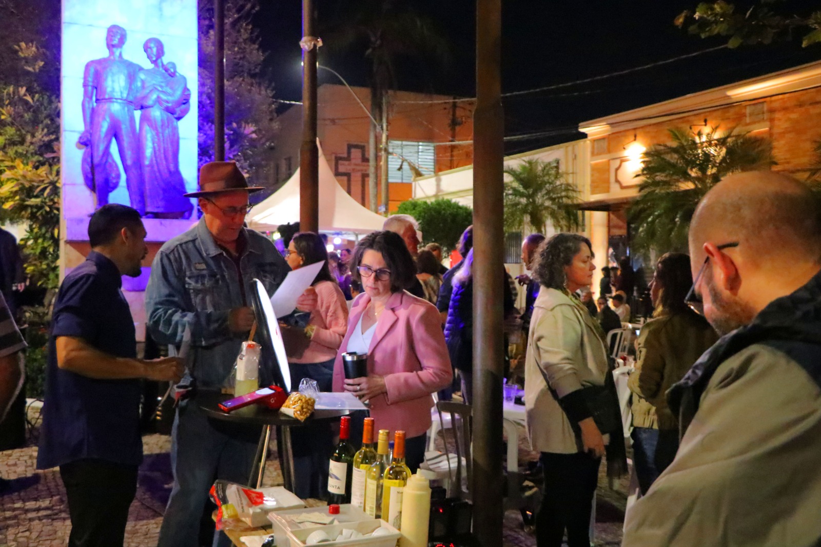 Música e boa comida ocupam a praça ao lado da Subprefeitura: noite especial em Sousas tem data marcada