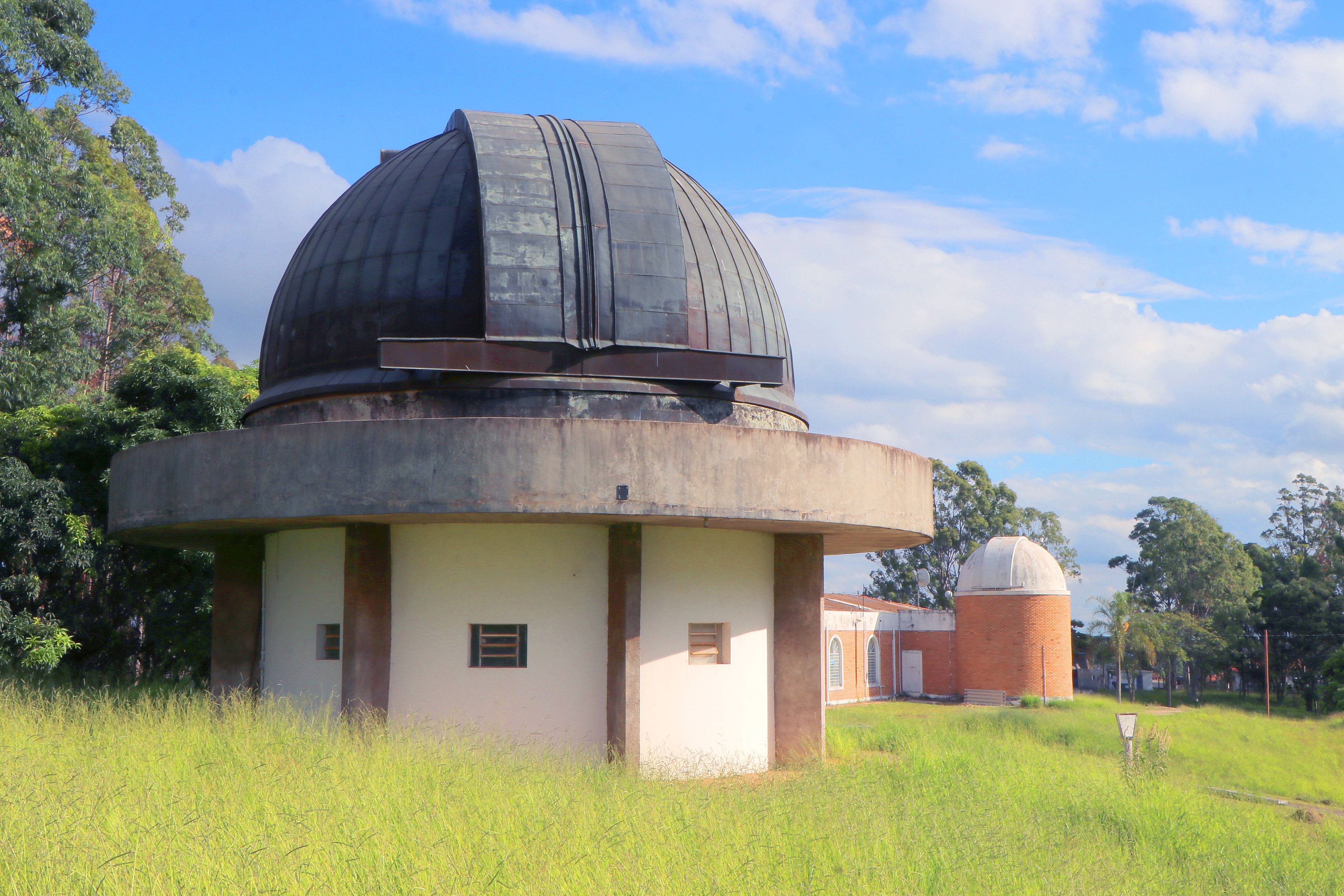 A programação começa às 23h, pouco antes do início do fenômeno, e vai até 3h, quando o eclipse termina