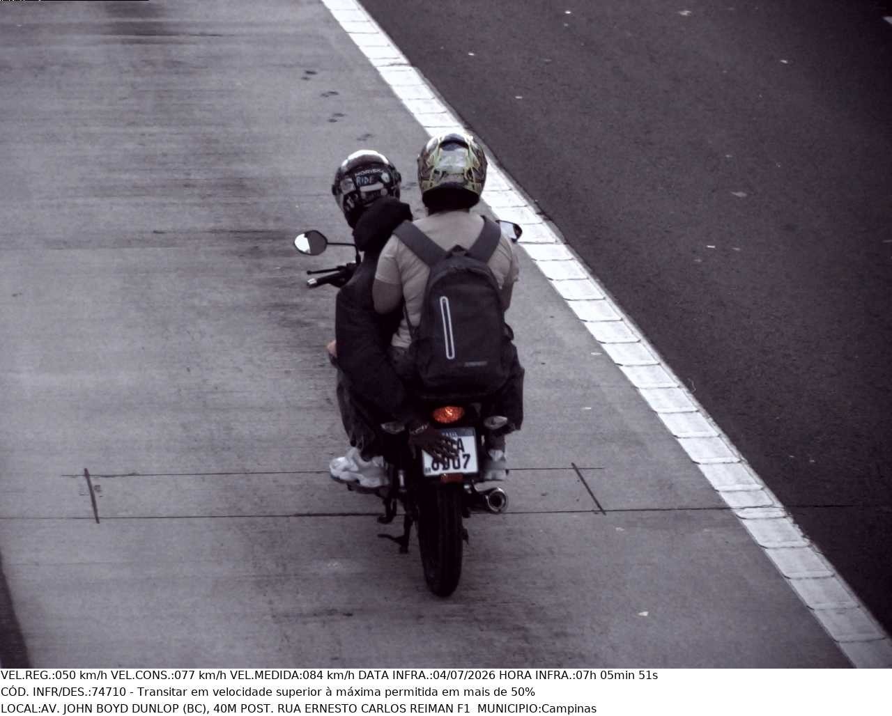 Imagem do radar mostra motociclista em velocidade acima do permitido ocultando a placa