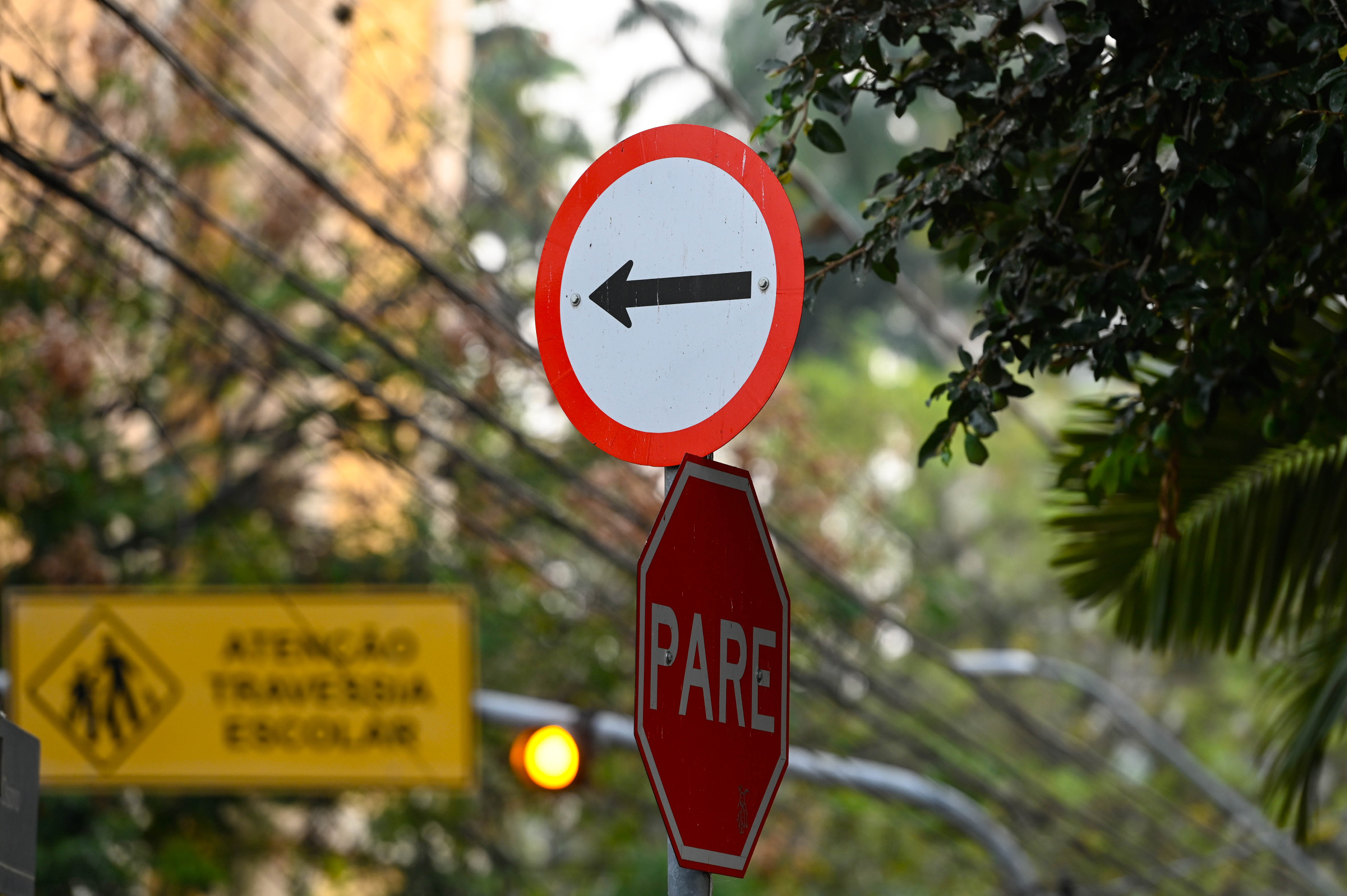 Motoristas devem ficar atentos à sinalização indicando o sentido do tráfego