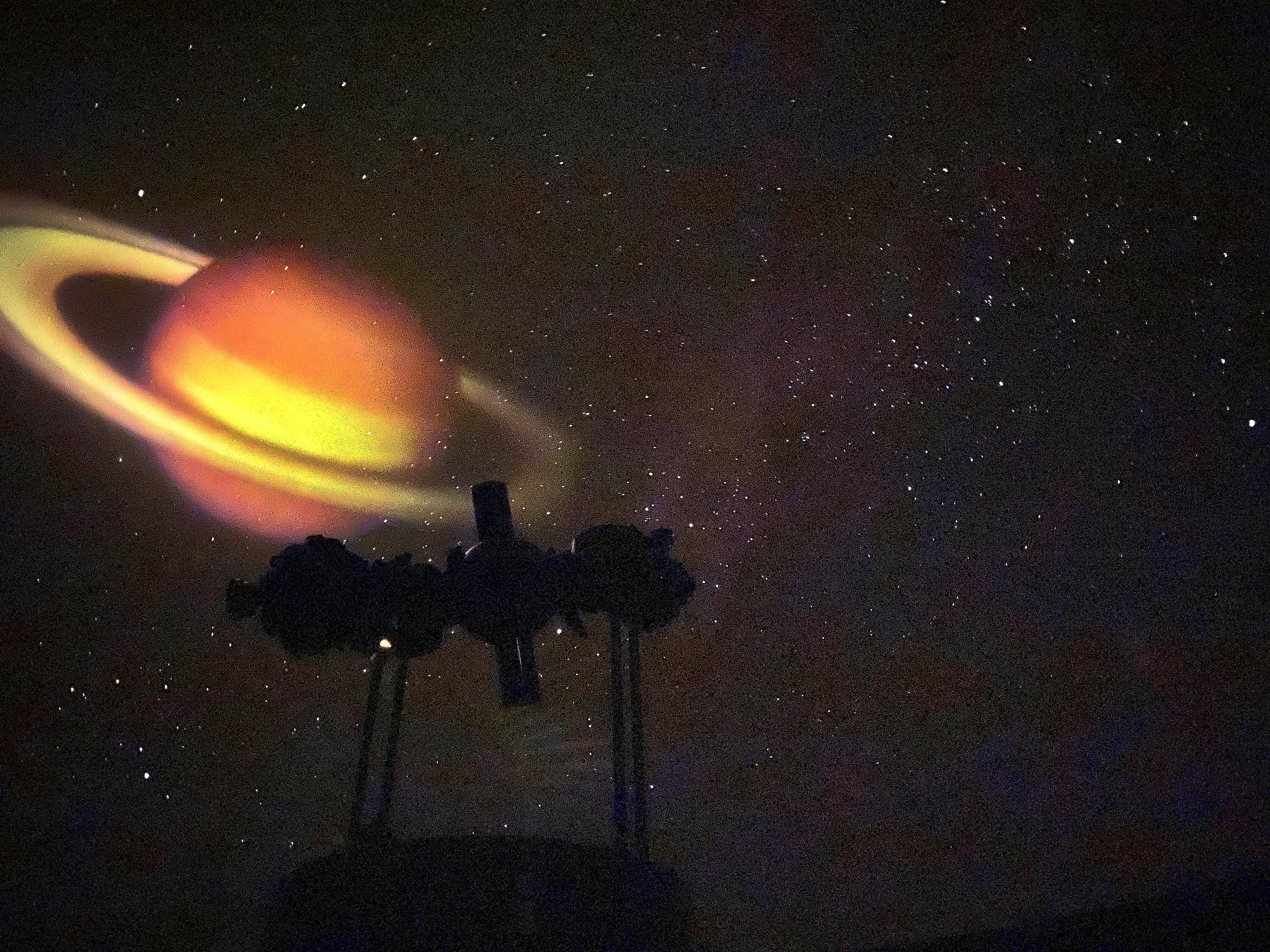 A apresentação é exibida na cúpula do planetário e reúne dados científicos atualizados e conceitos astronômicos explicados em linguagem simples e didática