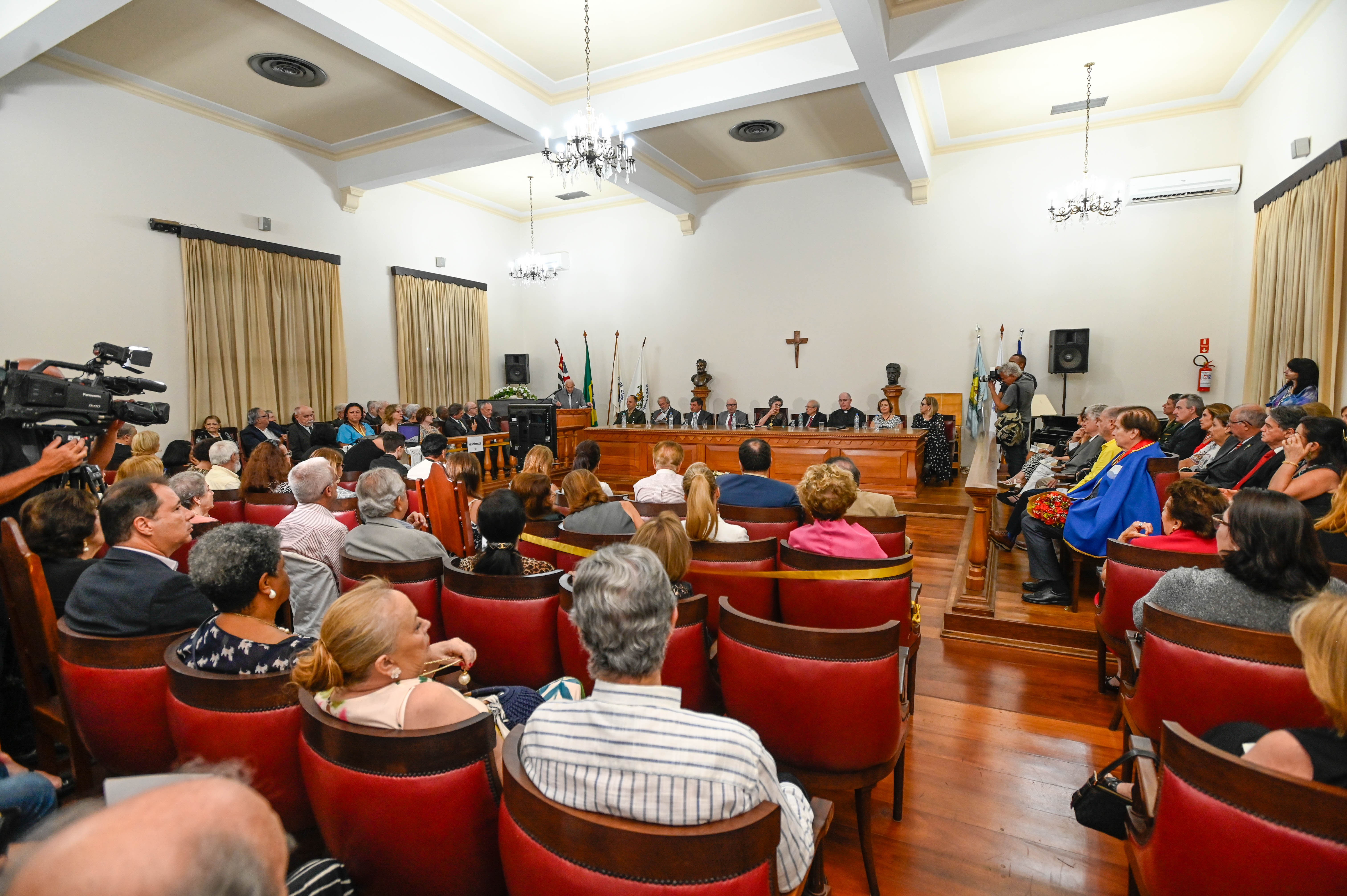 Autoridades, acadêmicos, amigos e familiares prestigiaram a cerimônia