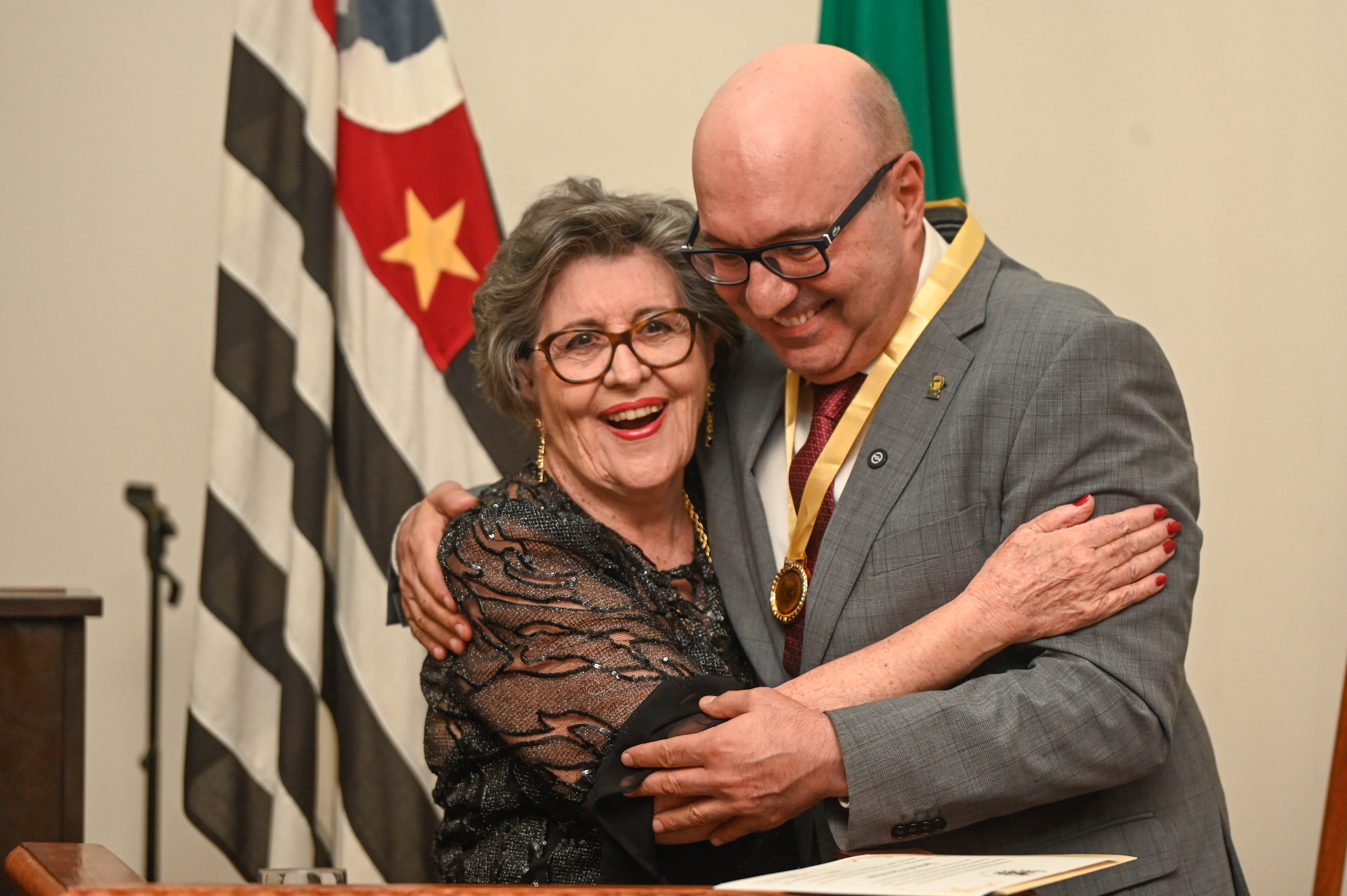 Nova presidente entrega medalhão honorífico da ACL ao prefeito Dário Saadi