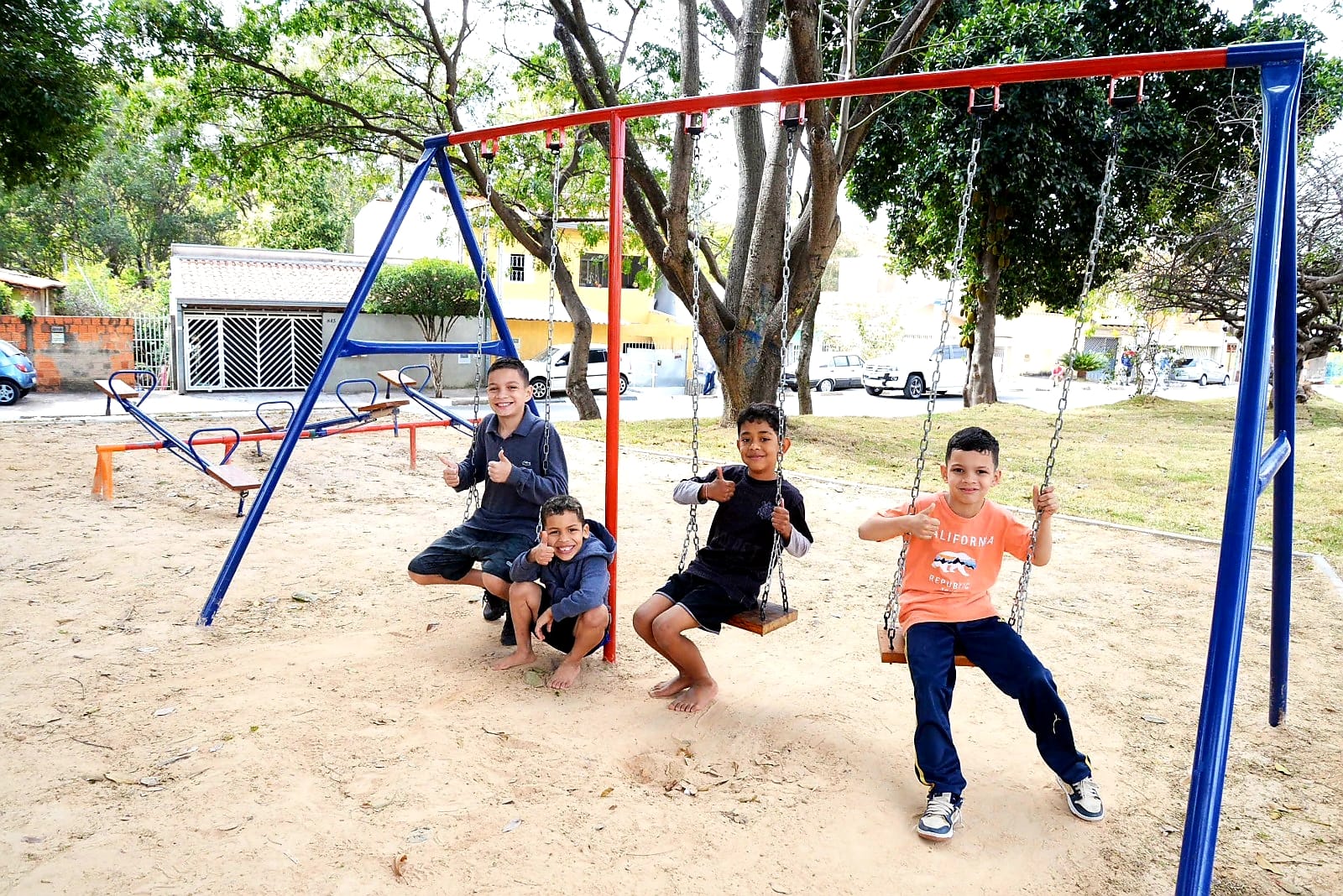 Praça ganhou parque infantil com brinquedos para diversão das crianças
