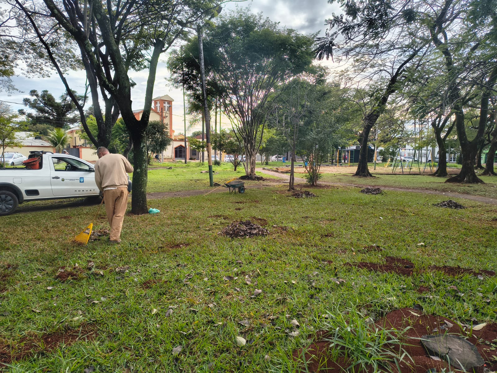 Praça da Igreja Santa Isabel recebeu serviços de limpeza, corte e roçagem do mato