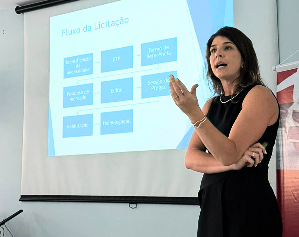 A pregoeira Taline Bordin, da Rede Mário Gatti, oferece treinamento a gestores, coordenadores e supervisores sobre planejamento de contratações e pregões