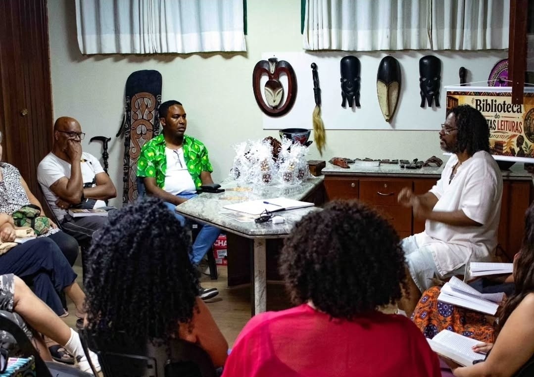 O projeto promove encontros presenciais mensais voltados à leitura e discussão de obras de autores negros.
