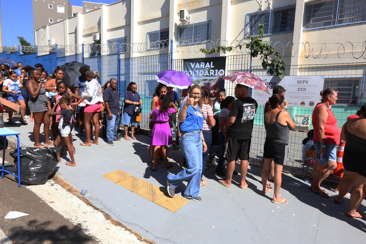 A ação atendeu 247 pessoas e distribuiu 1,9 tonelada de roupas por meio do Varal Solidário