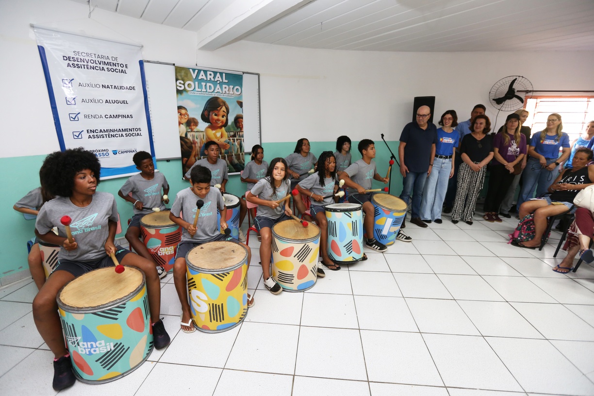 O prefeito Dário Saadi foi recebido pela escola de percussão da Ana Brasil