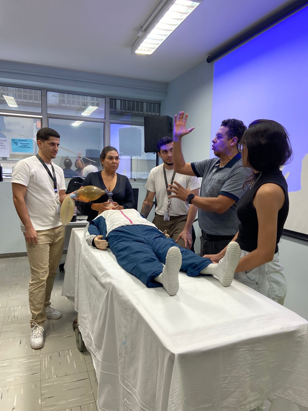 Roni Daniel do NEU da Rede Mário Gatti ensinou técnicas de reanimação cardiopulmonar e manobras de desengasgo