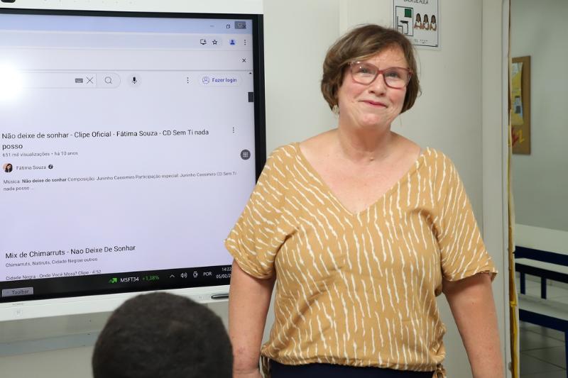 A professora Maria José se realiza com o progresso dos alunos