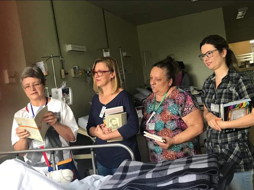 No 'Leitura no Leito', os voluntários leem livros para os pacientes que estão nas unidades de internação