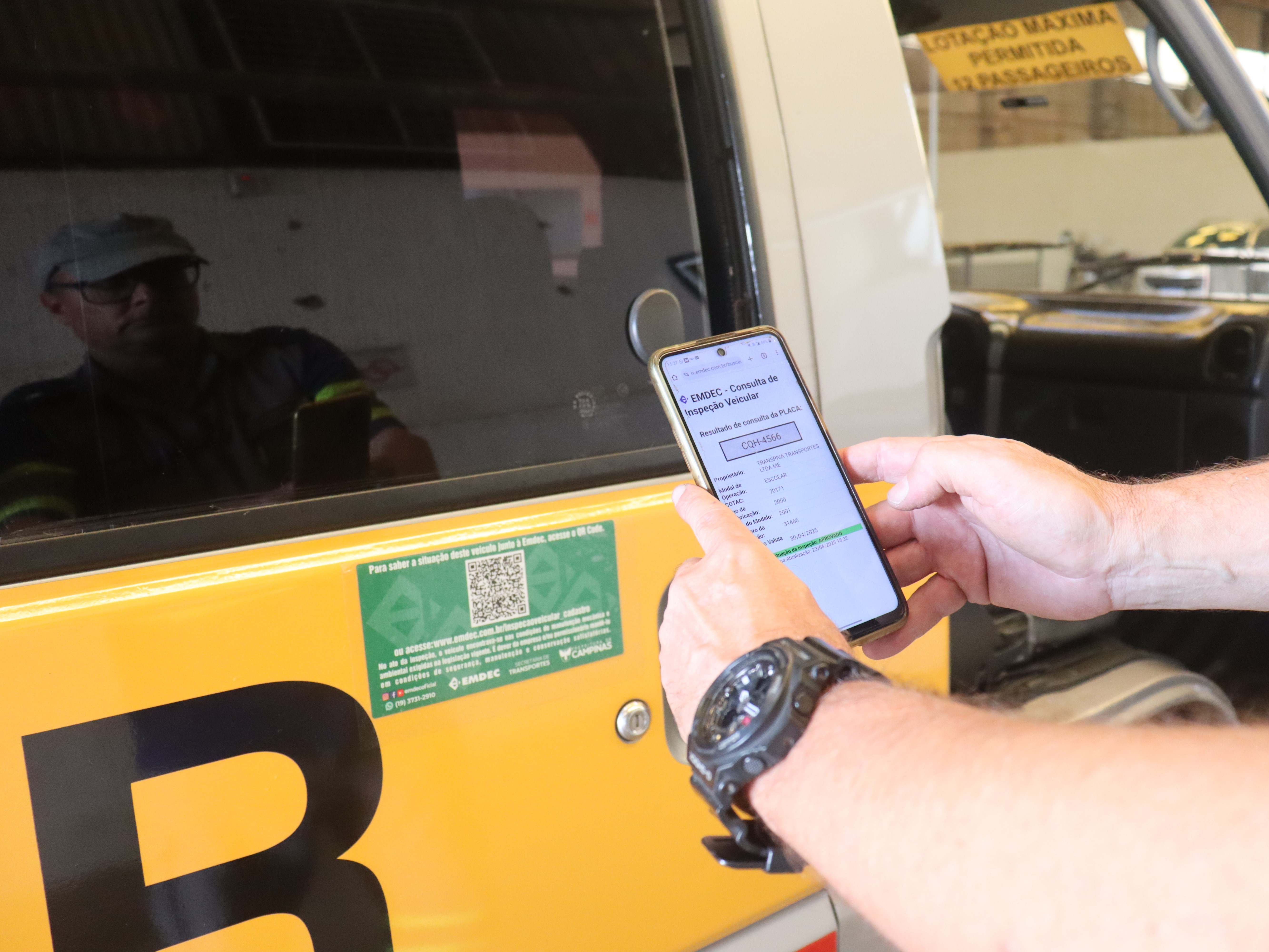 Veículos do transporte escolar e táxis começaram a receber o adesivo com QR Code